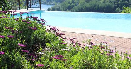 Das alte Steinhaus mit Pool und Fluss.