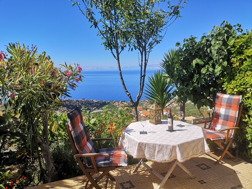 Casa Albatros- with 180 degrees sea view with private garden, entrance and WiFi