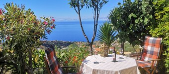 Casa Albatros- with 180 degrees sea view with private garden, entrance and WiFi