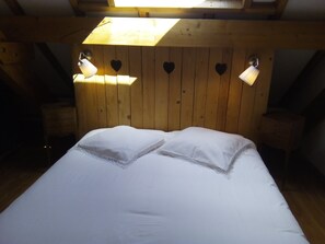 4 bedrooms, iron/ironing board, travel crib, free WiFi - Large mountain gîte for groups (Le Bonhomme)