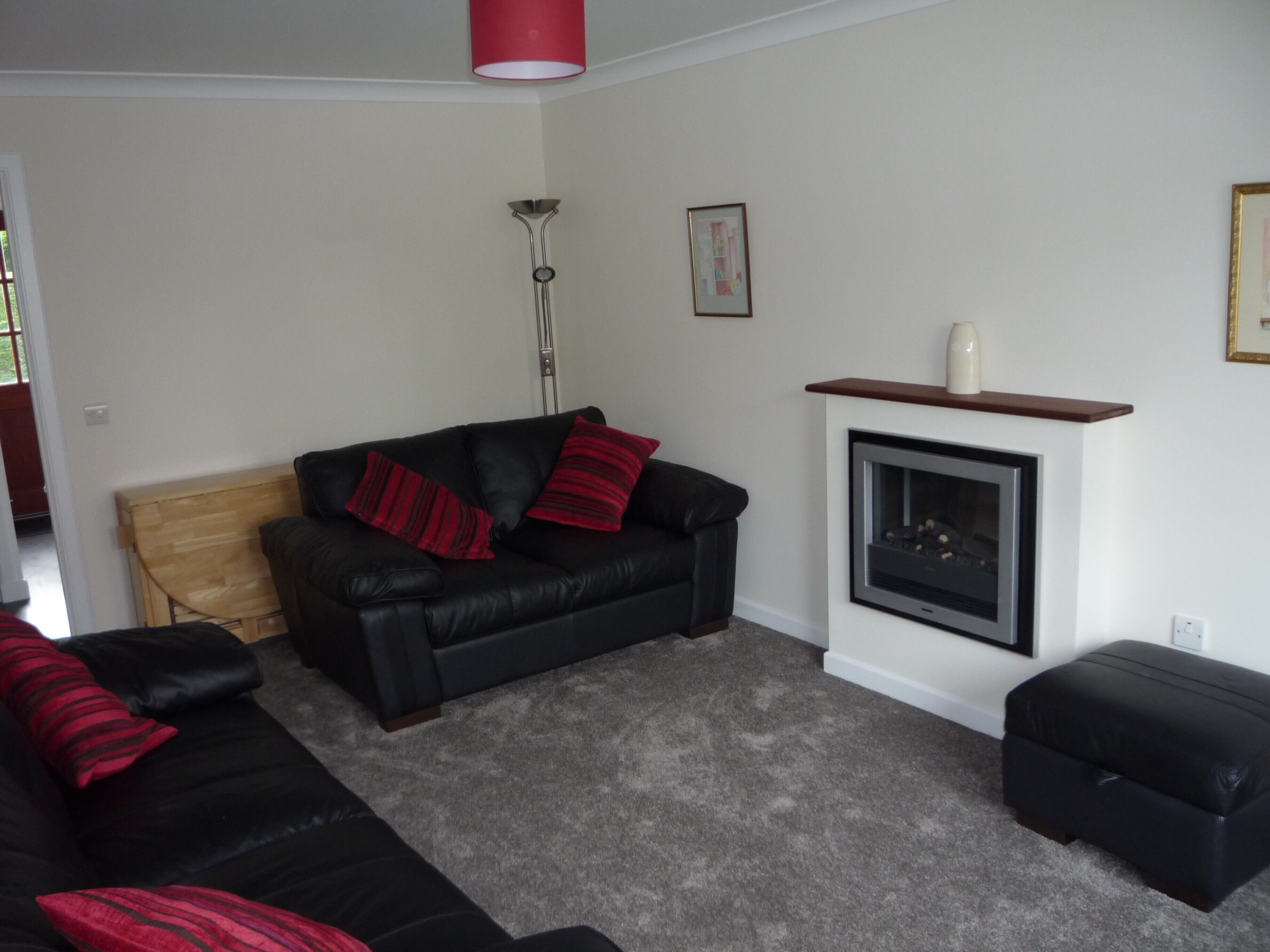 Well appointed detached bungalow with enclosed rear garden