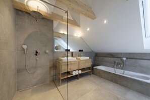 Badkar/dusch, hårtork, handdukar och tvål