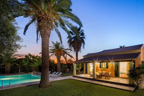 Villa Angelos: Welcoming villa with private pool set a few staps away from sandy beach