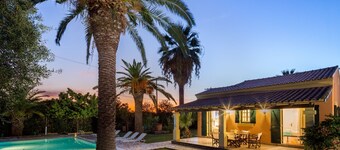 Villa Angelos: Innbydende villa med privat basseng ligger noen få skritt unna sandstranden