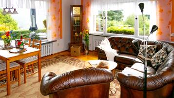 Fernseher, DVD-Player, Bücher, Musikbibliothek