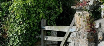 18世紀のガウアーハウスベリーホールに取り付けられ、隠れている