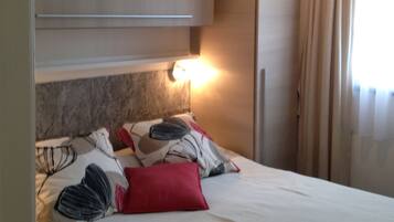 2 bedrooms, desk, iron/ironing board, travel cot