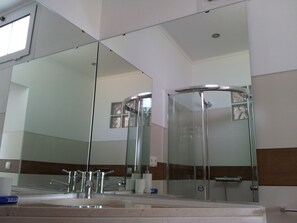 Shower, hair dryer, towels, soap - Beachfront house with pool (Santa Cruz, Madeira)