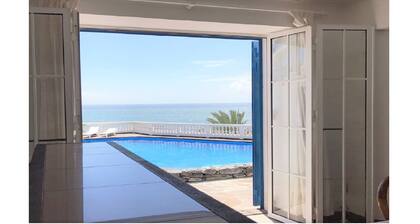 Maison en bord de mer avec piscine