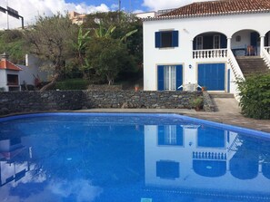 Outdoor pool - Beachfront house with pool (Santa Cruz, Madeira)