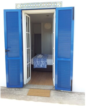 2 quartos, ferros/tábuas de passar roupa, berço de viagem