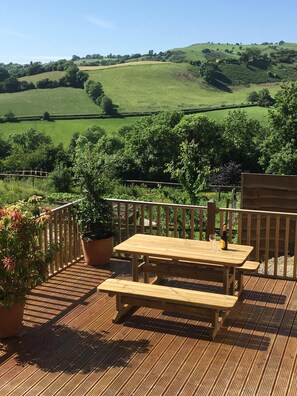 Outdoor dining - Tranquil retreat for two in the Heart Of Rural Mid Wales. (Llanfyllin)