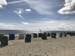 A beach with rows of beach chairs and umbrellas, a clear sky, and the ocean in the background. - Simply beautiful in Wrixum (Wrixum)