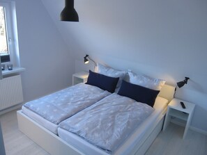 2 bedrooms, travel crib, free WiFi, bed sheets