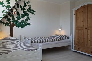 2 bedrooms, travel cot, free WiFi, bed sheets