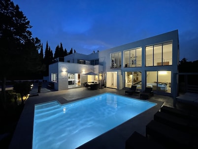 Large Modern Villa, Private Pool & Garden, Close to San Agustin & San Antonio