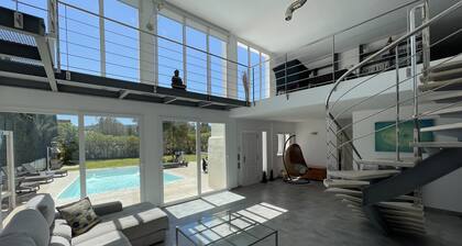 Moderni huvila yksityisellä uima-altaalla lähellä San Agustin & San Antonio