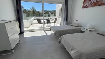 5 bedrooms, in-room safe, desk, iron/ironing board