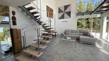 Een smart-tv, boeken en een kantoor