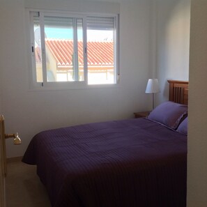 4 habitaciones, tabla de planchar con plancha, wifi y ropa de cama