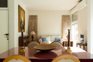 TV, books - 3 bedrooms, 3 bathrooms, Cathedral area (Sevilla)