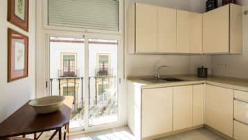 Frigorífico, microondas, horno y placa de cocina