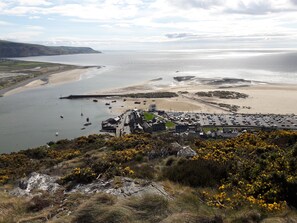 A coastal town with a marina, sandy beaches, and a parking area. - Family and pet friendly 1711 stone built cottage in town centre. Close to beach (Barmouth)