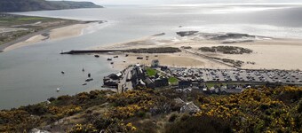 Family and pet friendly 1711 stone built cottage in town centre. Close to beach