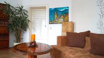 Smart-TV, Bücher, Stereoanlage