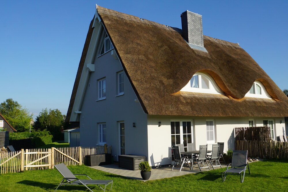 Close to the beach, lovingly furnished. Thatched half m. eingefr. Green area, WiFi free
