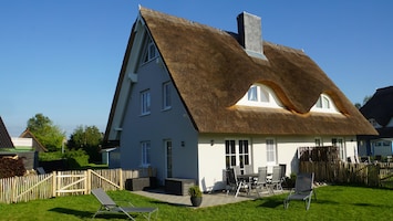 Casa Baltica - Terrassenseite mit eingefriedeter Grünfläche