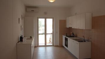 Jääkaappi, uuni, liesi, astianpesukone