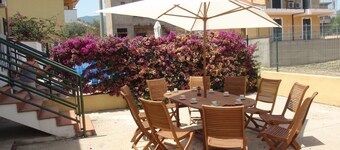 Kia Caterina - Spacious 10 bed town house 250 metres from the beach