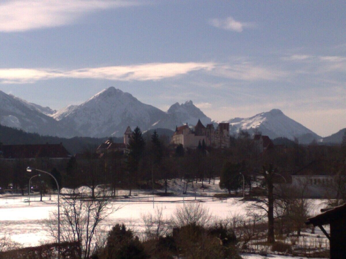 Blick vom Westbalkon auf das winterliche Füssen und die Allgäuer Alpen.