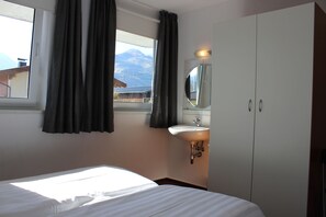 5 chambres, chambres insonorisées, fer et planche à repasser