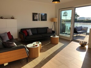 TV, fireplace - Pfahlhaus Perle am Yachthafen Carolinensiel Harlesiel ❤️, Living on the water (Harlesiel / Carolinensiel)