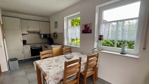 Coffee/tea maker, fridge, microwave, stovetop - Ferienhaus Seehund on the East Frisian North Sea coast with 3 bedrooms (Hamswehrum)