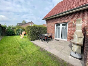 Outdoor dining - Ferienhaus Seehund on the East Frisian North Sea coast with 3 bedrooms (Hamswehrum)