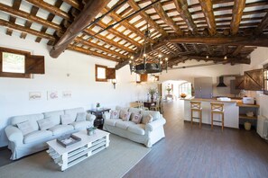 Smart TV, fireplace, DVD player, table tennis - House with pool, 20.000 m2 garden, ping-pong close to the beach for 18 people (Sant Andreu de Llavaneres)