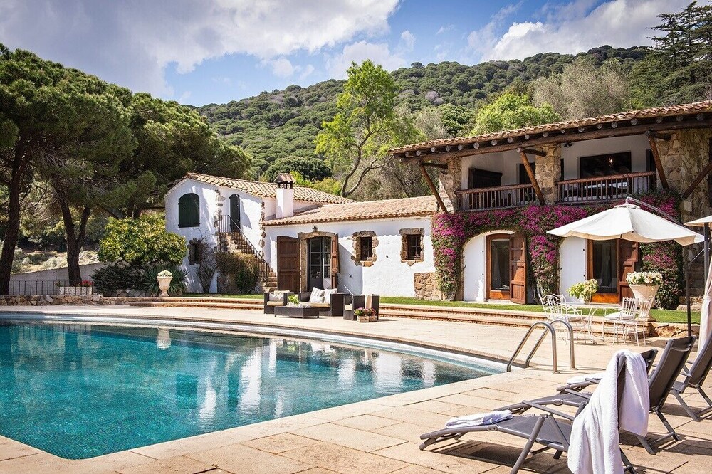 House with pool, 20.000 m2 garden, ping-pong close to the beach for 18 people
