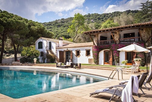 House with pool, 20.000 m2 garden private and close to the beach for 18 people