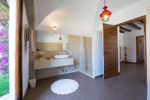 Douche, séchoir à cheveux, serviettes fournies, papier de toilette