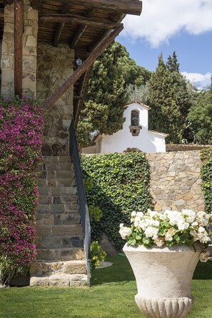 Property grounds - House with pool, 20.000 m2 garden, ping-pong close to the beach for 18 people (Sant Andreu de Llavaneres)