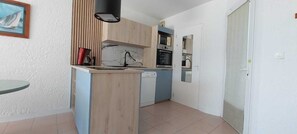 Køleskab, mikrobølgeovn, ovn, kogeplade