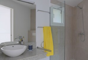 Ducha, secador de pelo y toallas