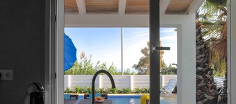 Villa with pool and sea view, ideal for 3 generations / 2 families with friends