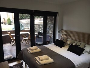 5 bedrooms, iron/ironing board, travel cot, free WiFi - Modern Centrally located chalet, wifi, hot-tub and log fire (Morzine)