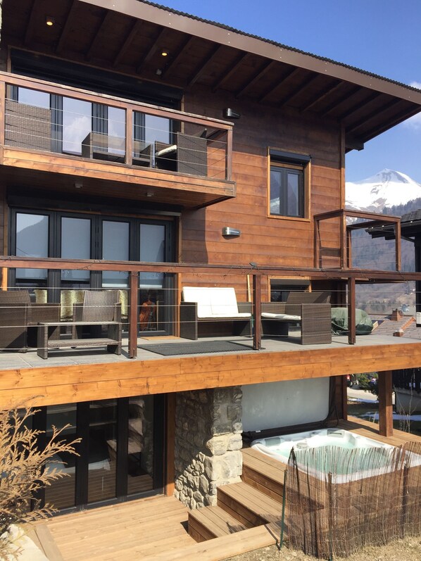 Property grounds - Modern Centrally located chalet, wifi, hot-tub and log fire (Morzine)
