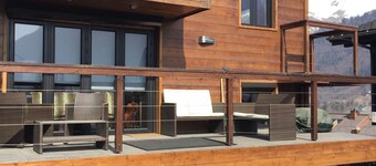 Modern Centrally located chalet, wifi, hot-tub and log fire