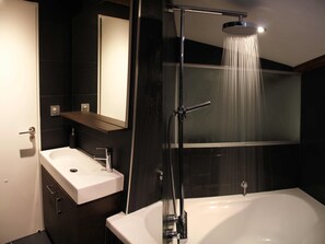 Kombinert dusj/badekar, hårføner og håndklær